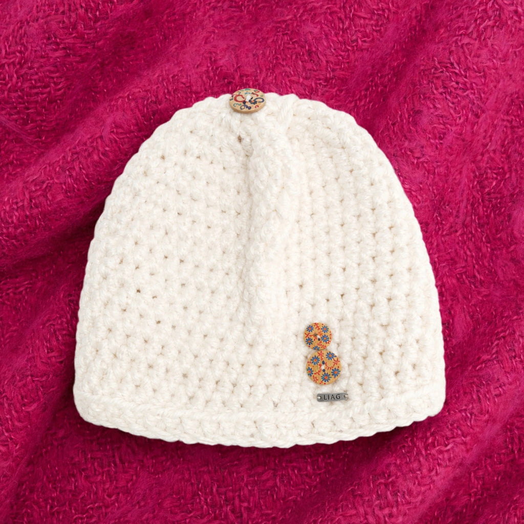 Gorro artesanal crochet Ivory Bloom crudo chunky con botones florales vista completa