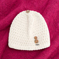 Gorro artesanal crochet Ivory Bloom crudo chunky con botones florales vista completa