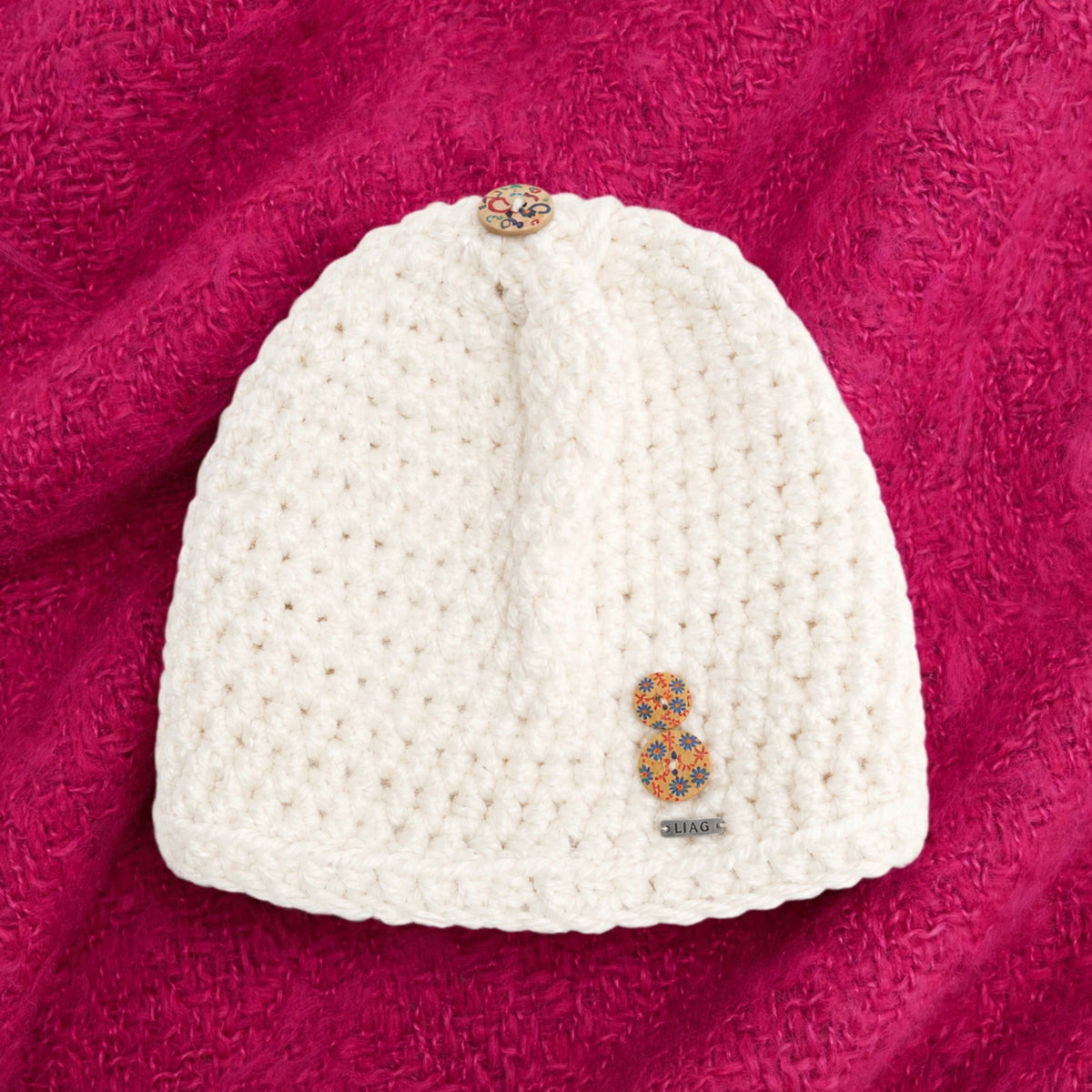 Gorro artesanal crochet Ivory Bloom crudo chunky con botones florales vista completa