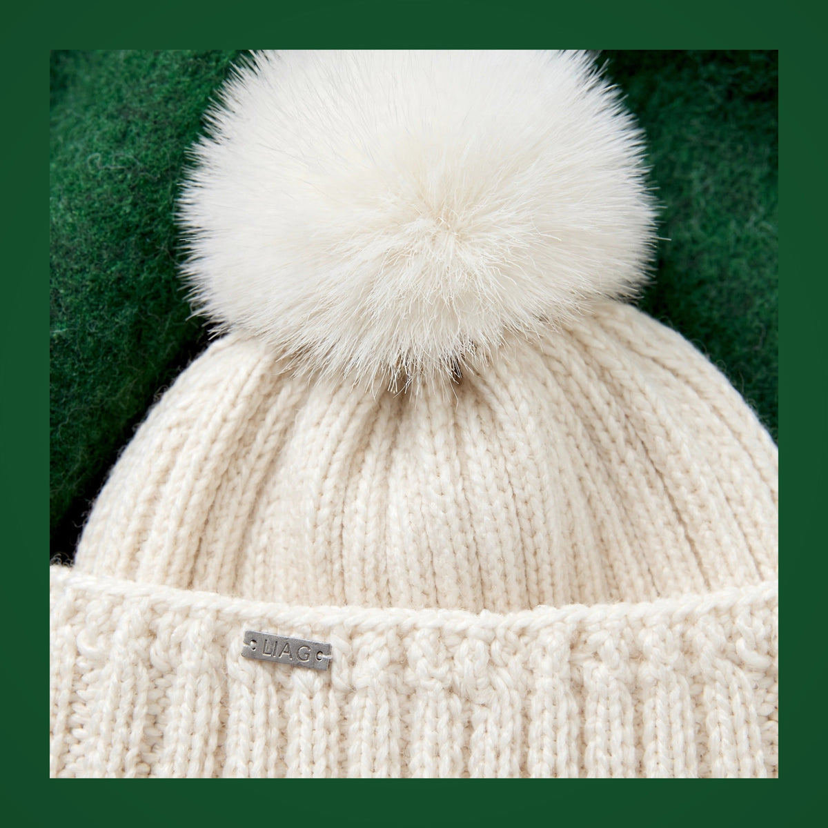 Detalle pompón piel sintética y punto acanalado gorro crochet Cream Cable crudo
