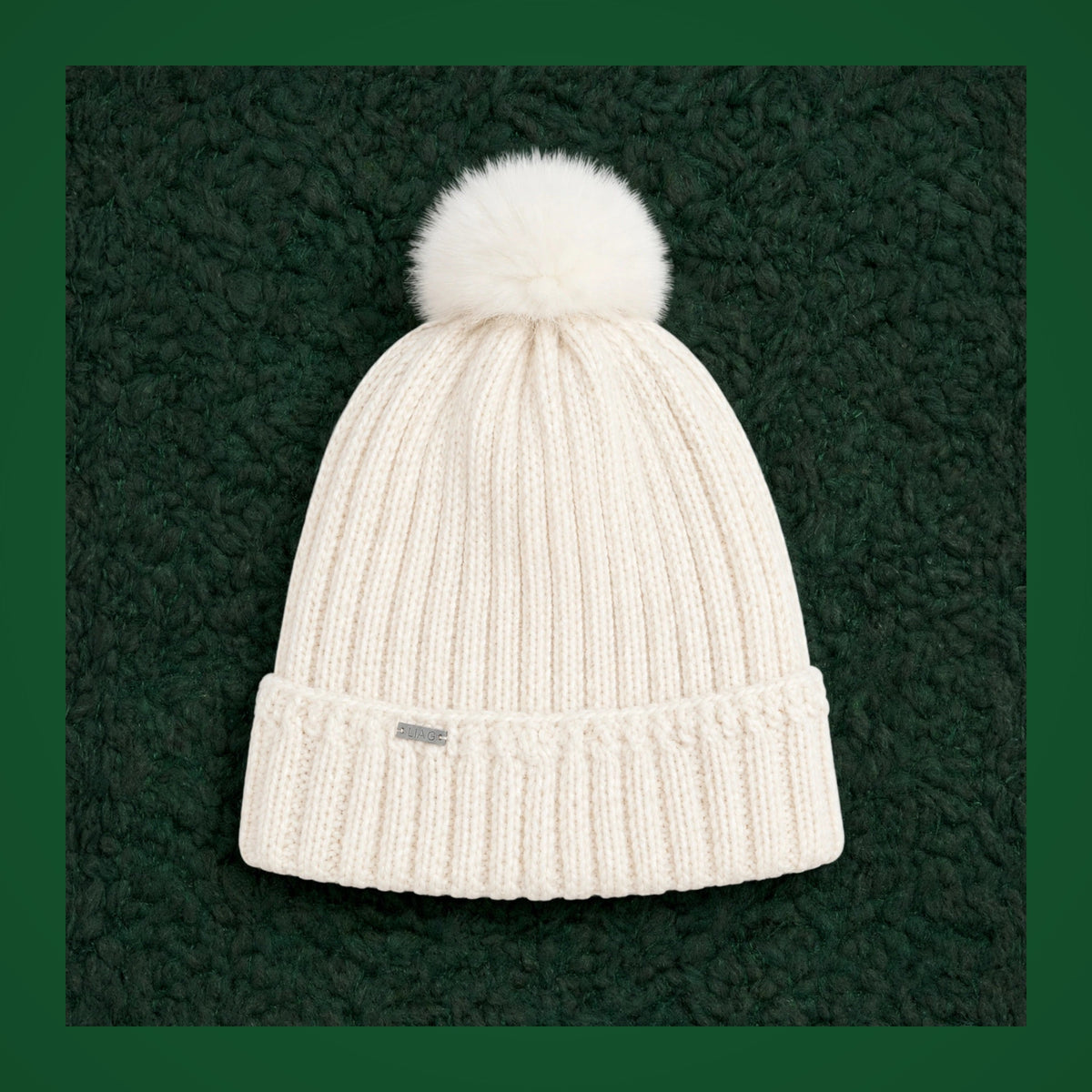 Gorro artesanal crochet Cream Cable crudo canelé con pompón piel sintética vista completa