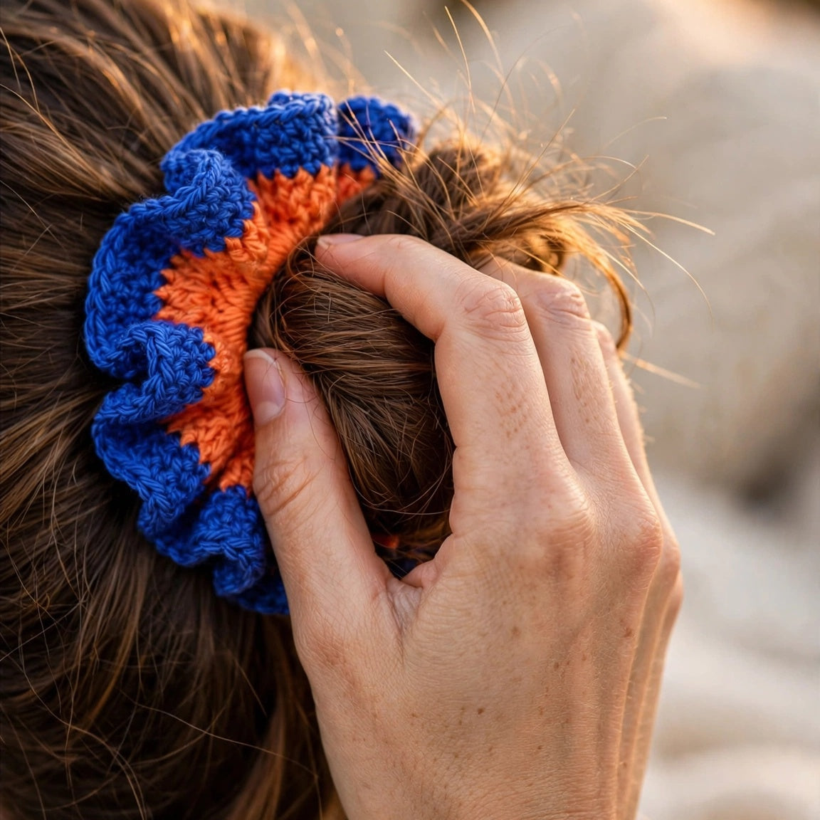 Coletero crochet bicolor azul rey y naranja en mono - LIA.G