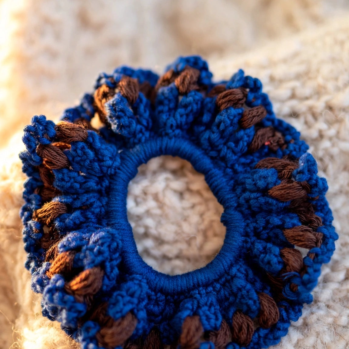 Coletero crochet azul rey y marrón chocolate con pompones en relieve - LIA.G