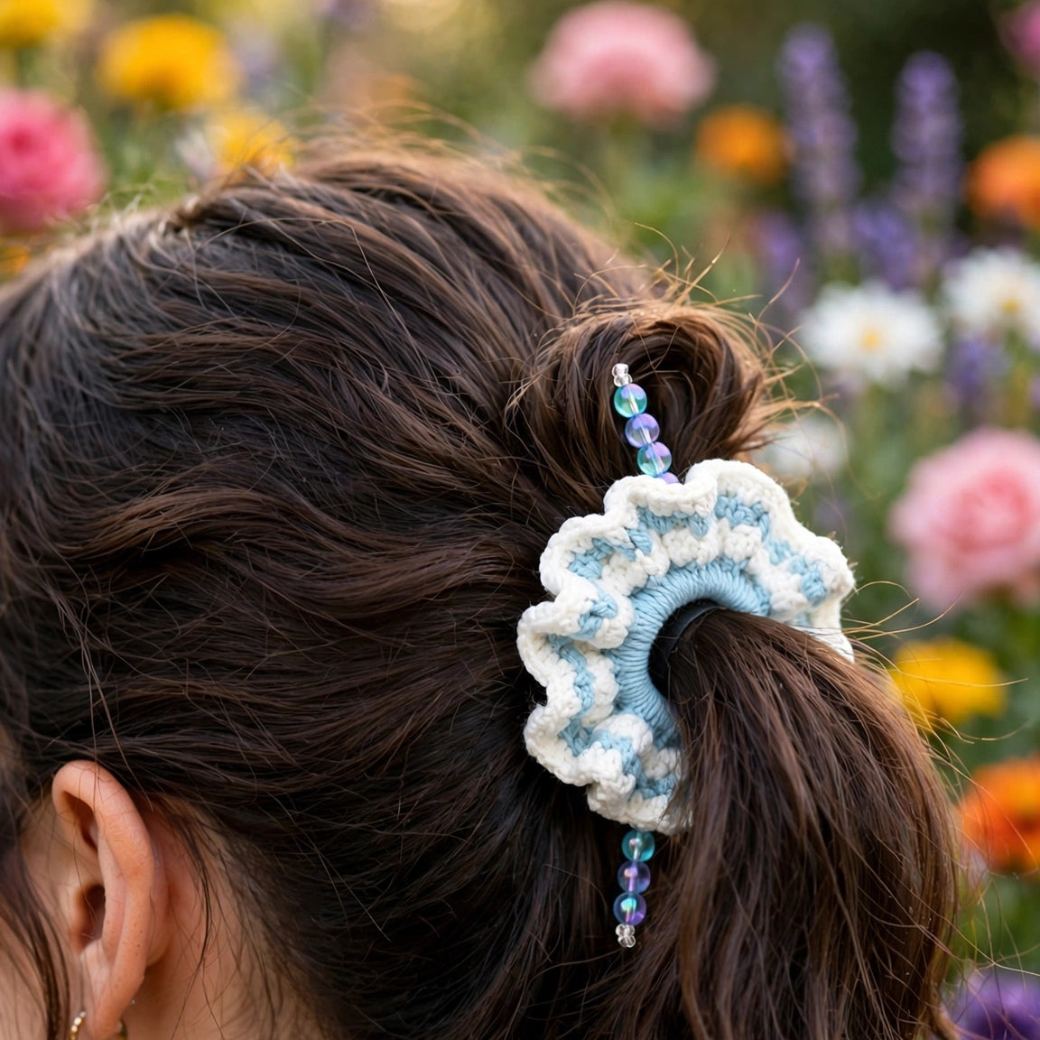 Coletero crochet bicolor celeste blanco con cordón cristal en coleta baja - LIA.G