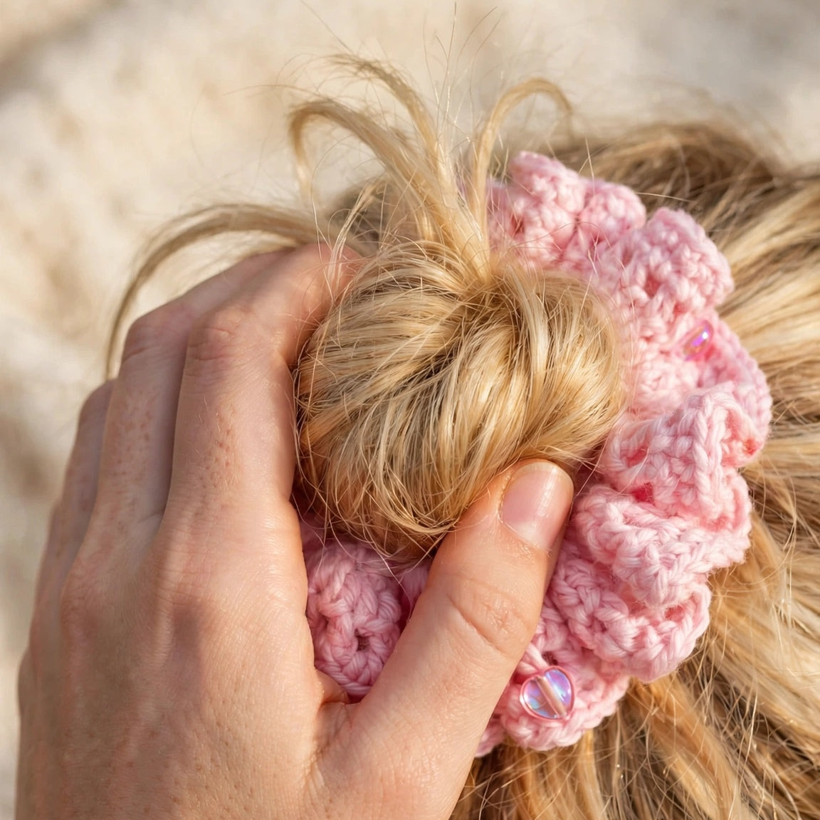 Coletero crochet rosa bebé con cuentas en mono - LIA.G