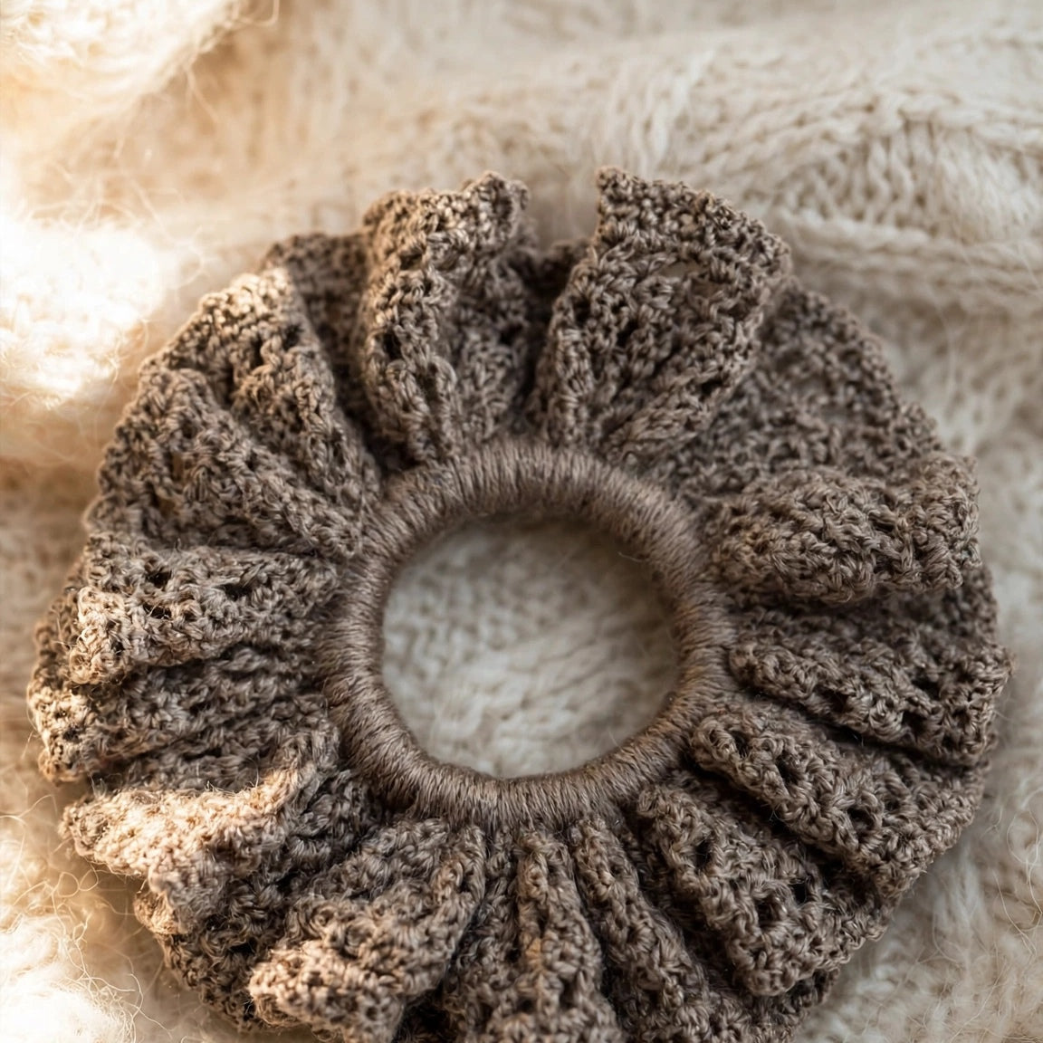 Coletero crochet taupe con punto de encaje calado - LIA.G
