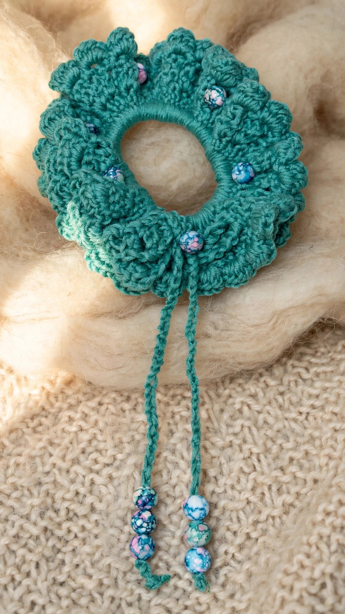 Coletero crochet teal con cordones y cuentas cerámica floral - LIA.G