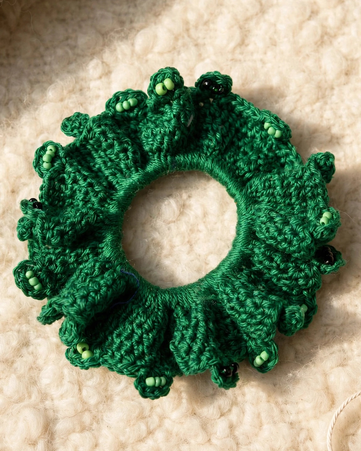 Coletero crochet esmeralda con picos dentados y microcuentas verdes y negras - LIA.G