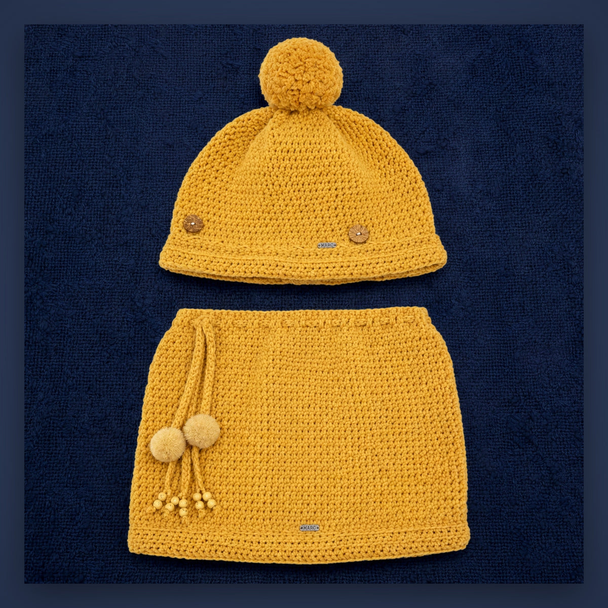 Conjunto artesanal crochet Golden Fringe gorro y bufanda mostaza vista completa