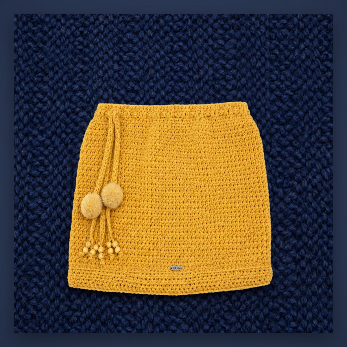 Bufanda artesanal crochet Golden Fringe mostaza con flecos, pompones y cuentas de madera