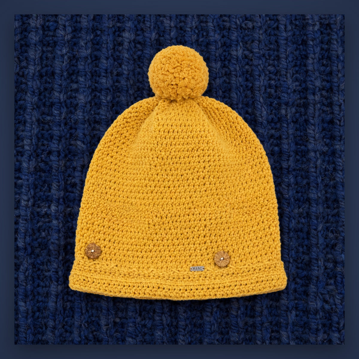 Gorro artesanal crochet Golden Fringe mostaza slouchy con pompón y botones de madera