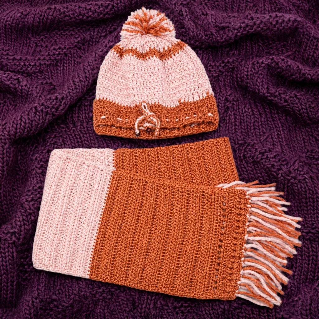Conjunto completo Terracotta Bloom — gorro con pompón bicolor y bufanda larga rosa palo/terracota en lana — LIA.G