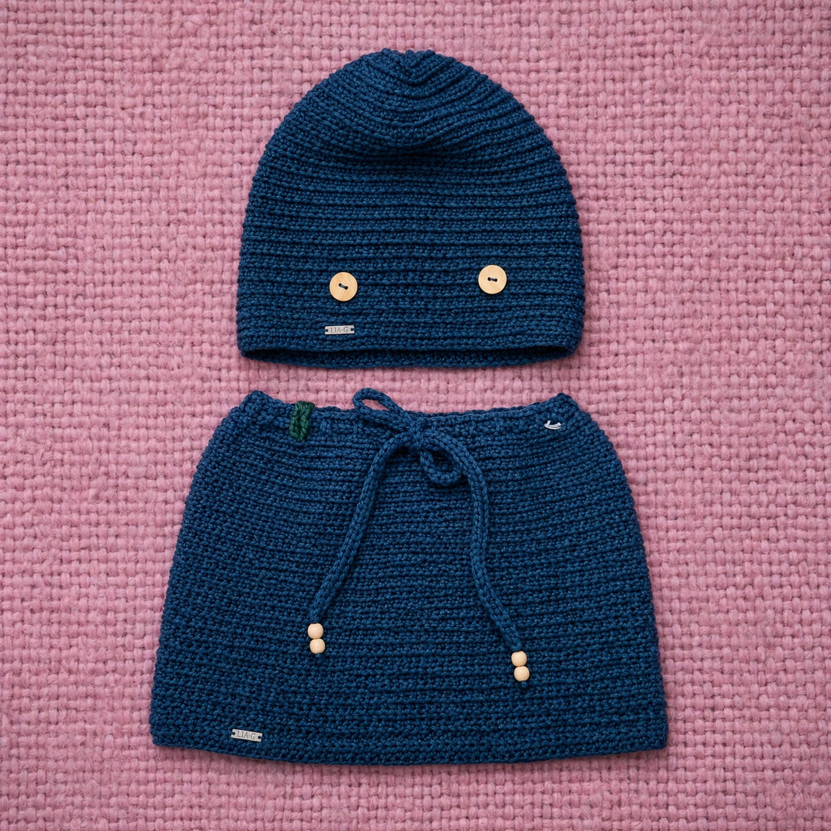 Conjunto artesanal crochet Navy Wood gorro y bufanda azul marino vista completa