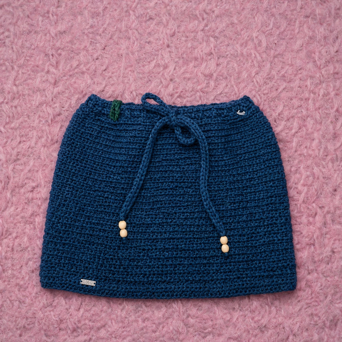 Bufanda snood artesanal crochet Navy Wood azul marino con cordón y cuentas de madera