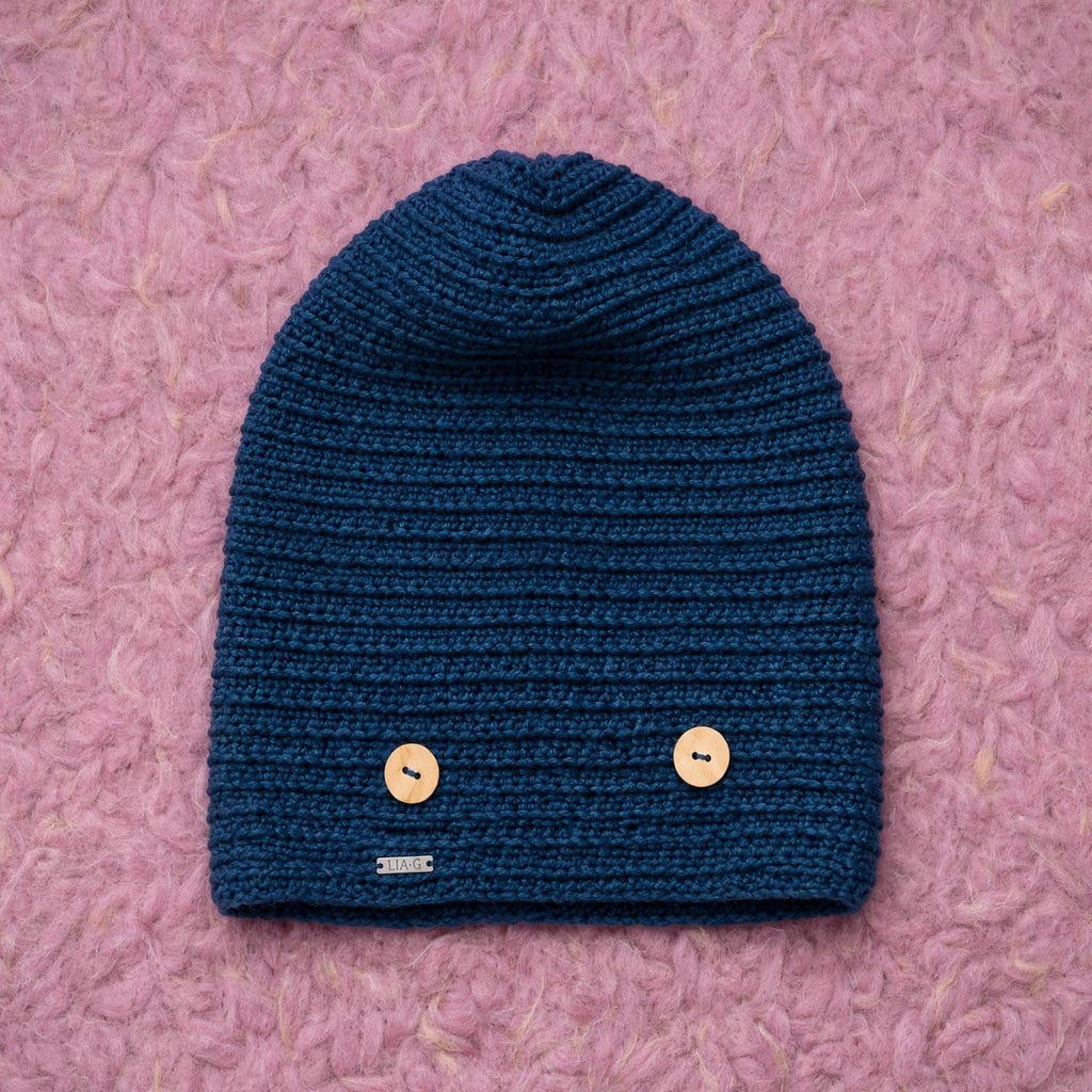 Gorro artesanal crochet Navy Wood azul marino slouchy con botones de madera