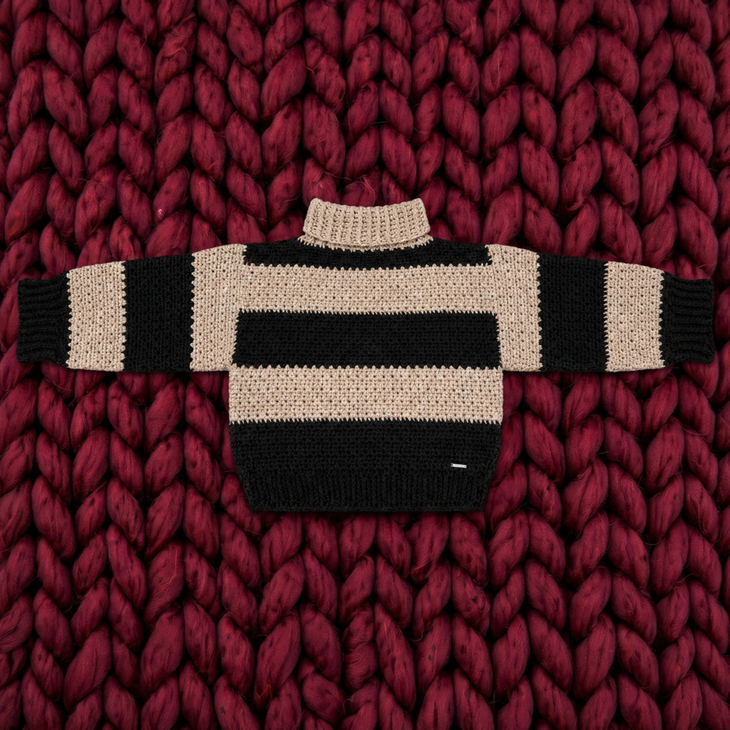 Suéter artesanal crochet rayas negro y beige cuello alto vista completa