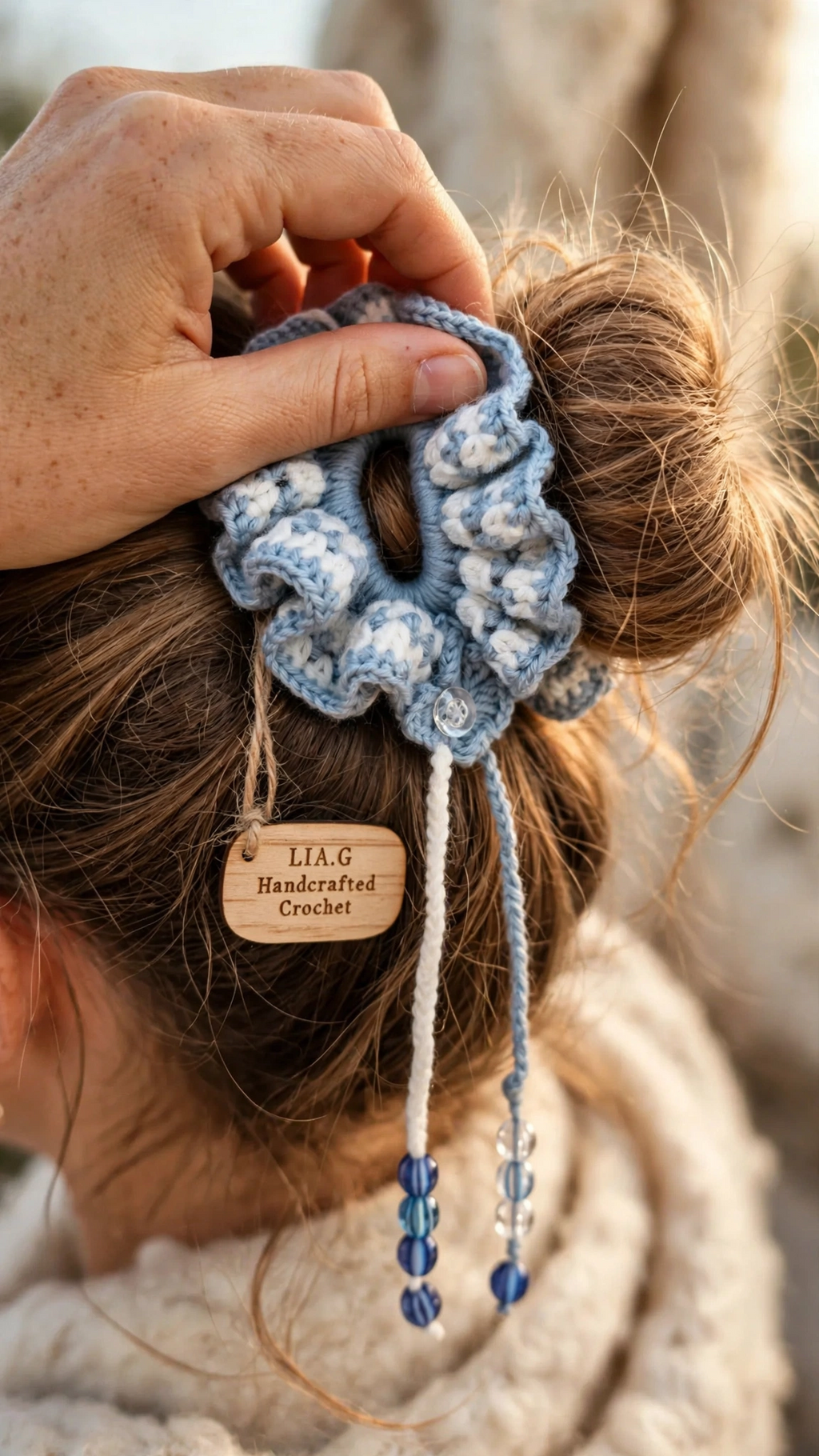Coletero crochet azul con colgantes de cuentas en cabello - LIA.G
