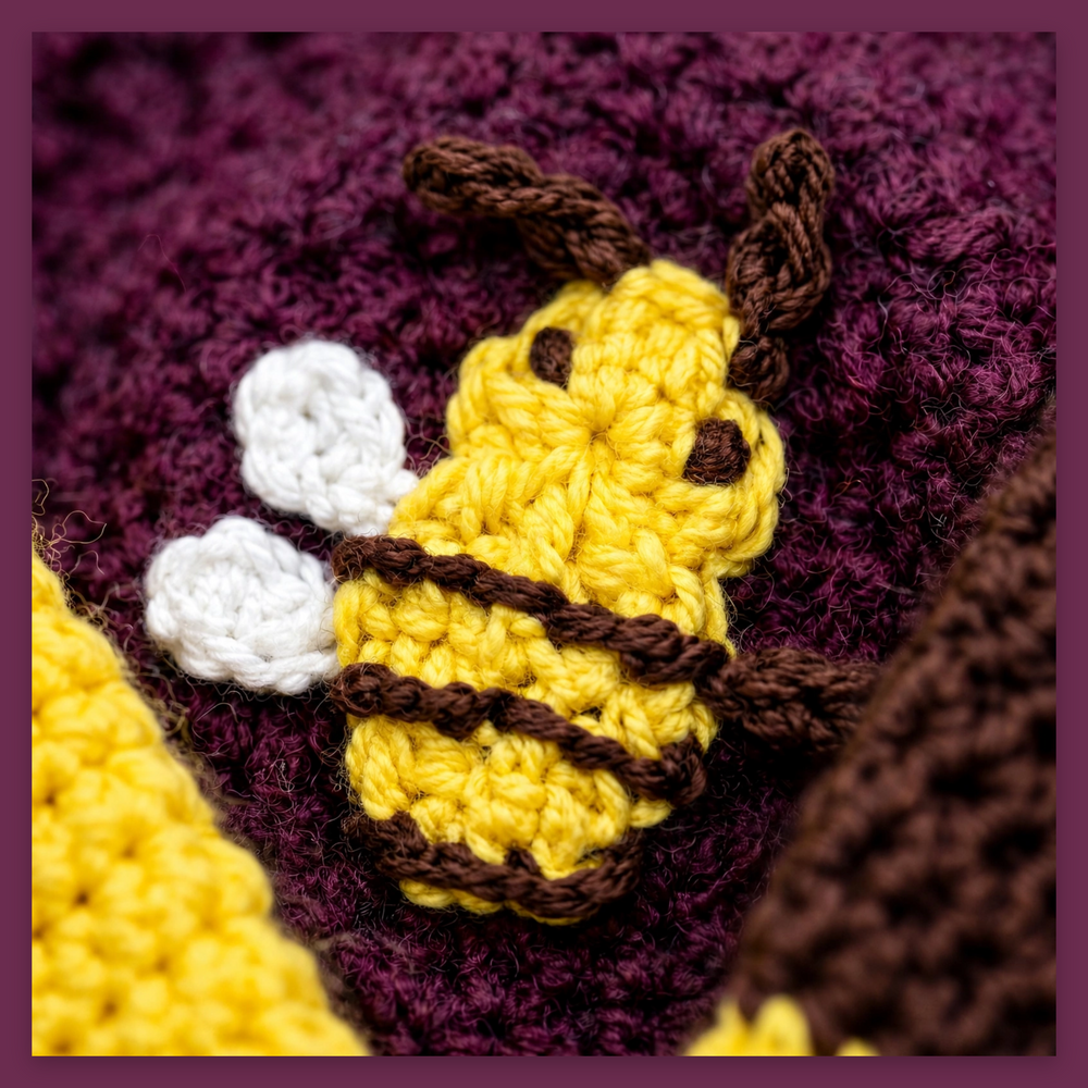 Detalle abejita bordada a mano cuerpo amarillo alas blancas suéter crochet