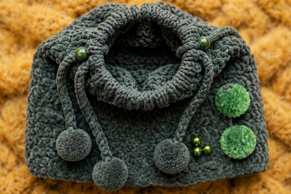 Vista abierta modo cuello/snood gorro convertible Slate Forest — cordón trenzado suelto con pompones grises y cuentas verdes — LIA.G