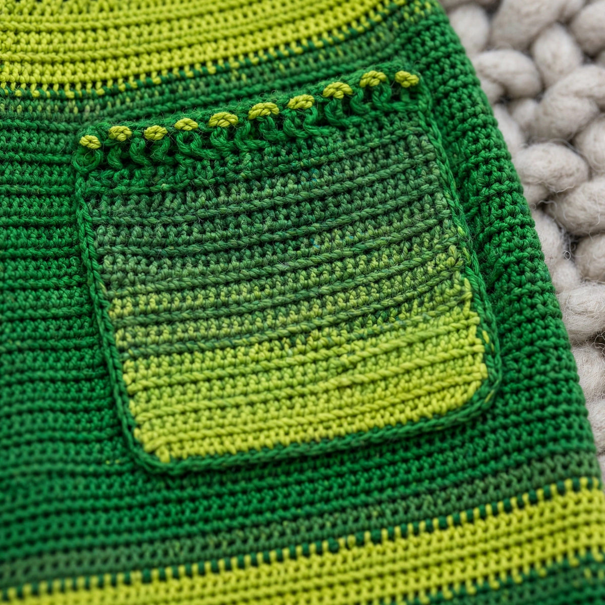 Detalle bolsillo frontal degradado verde lima con borde festoneado — Pantalón Crochet Verde LIA.G