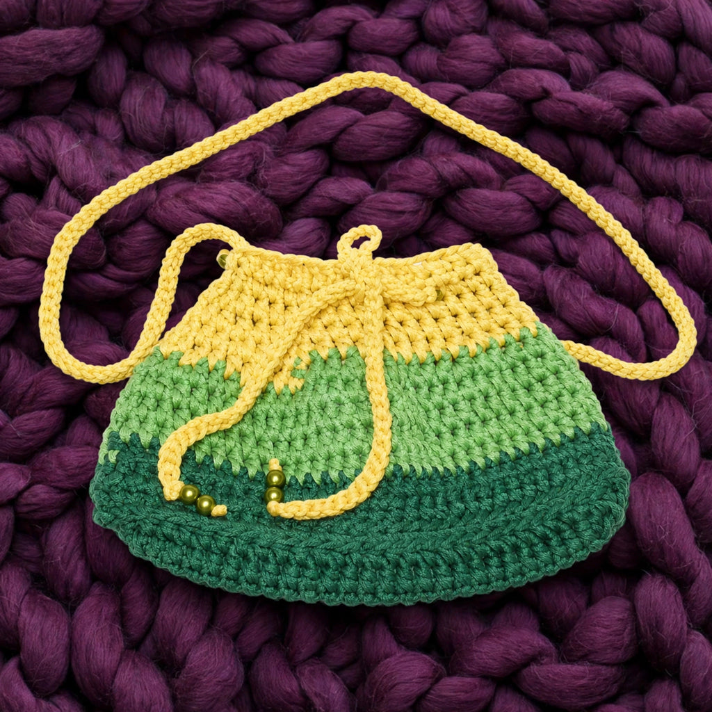 Vista completa bolsito Meadow Pouch — saquito crochet tricolor verde menta/pistacho/bosque + amarillo con correa trenzada — LIA.G
