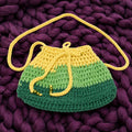 Vista completa bolsito Meadow Pouch — saquito crochet tricolor verde menta/pistacho/bosque + amarillo con correa trenzada — LIA.G