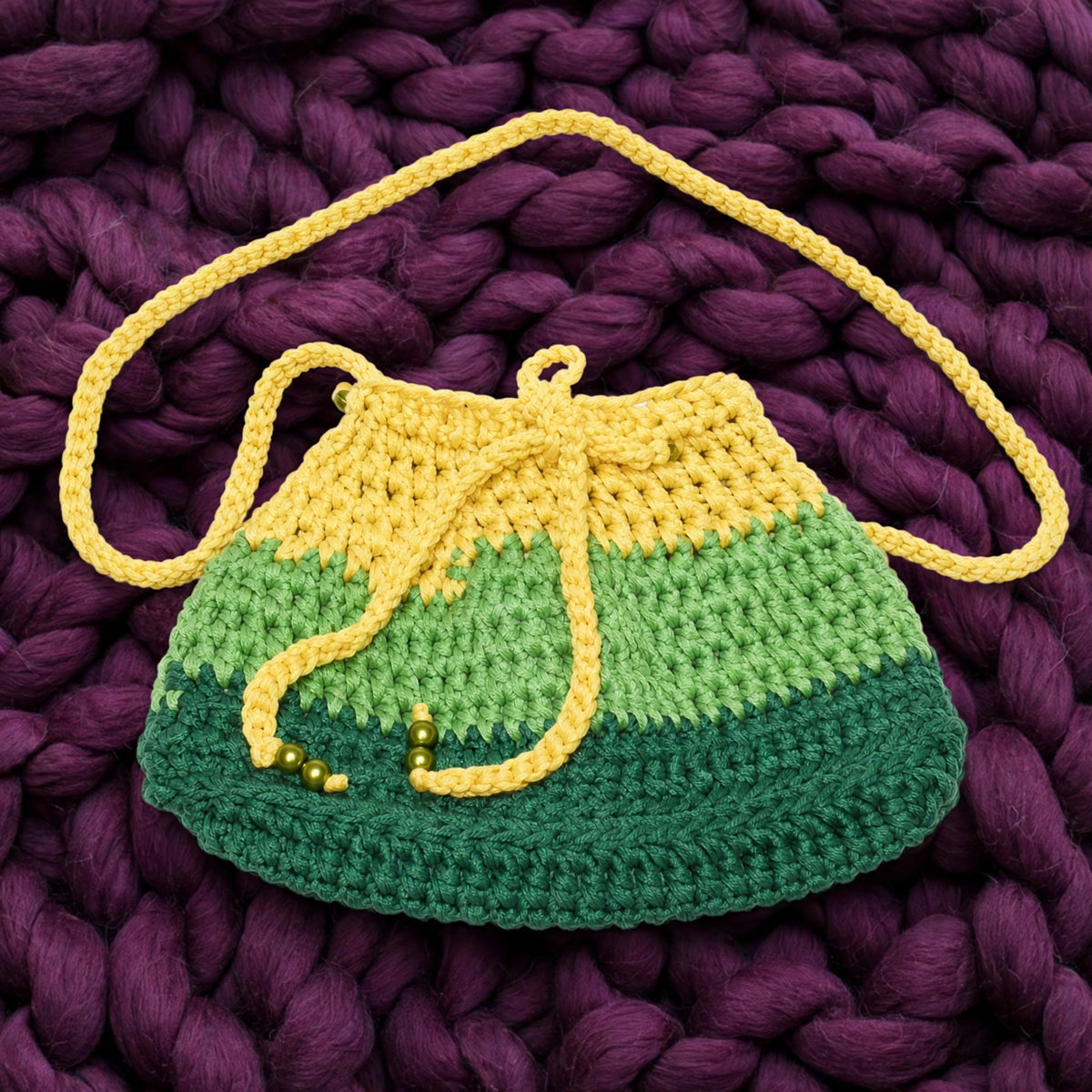 Vista completa bolsito Meadow Pouch — saquito crochet tricolor verde menta/pistacho/bosque + amarillo con correa trenzada — LIA.G