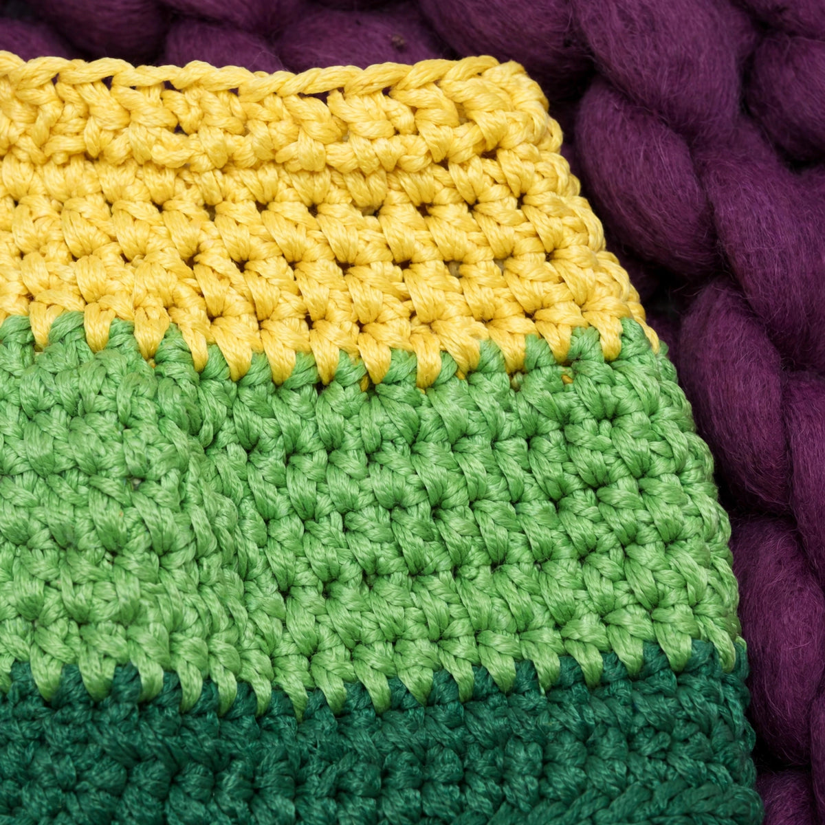 Detalle transición de color amarillo a verde en punto bajo mercerizado brillante — Meadow Pouch LIA.G
