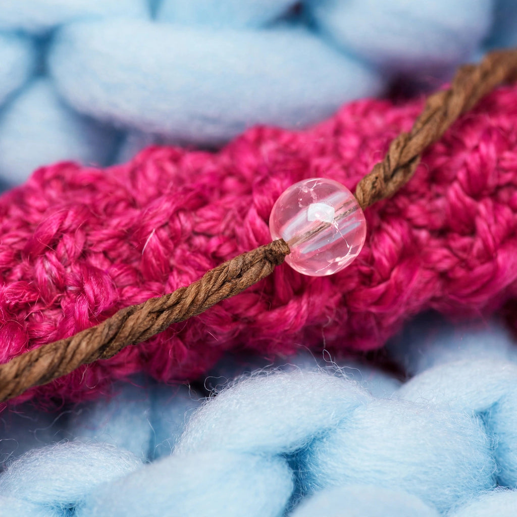 Detalle cordón trenzado marrón con cuenta rosa translúcida en punta de bigote bordado — Little Whiskers Baby Pink LIA.G