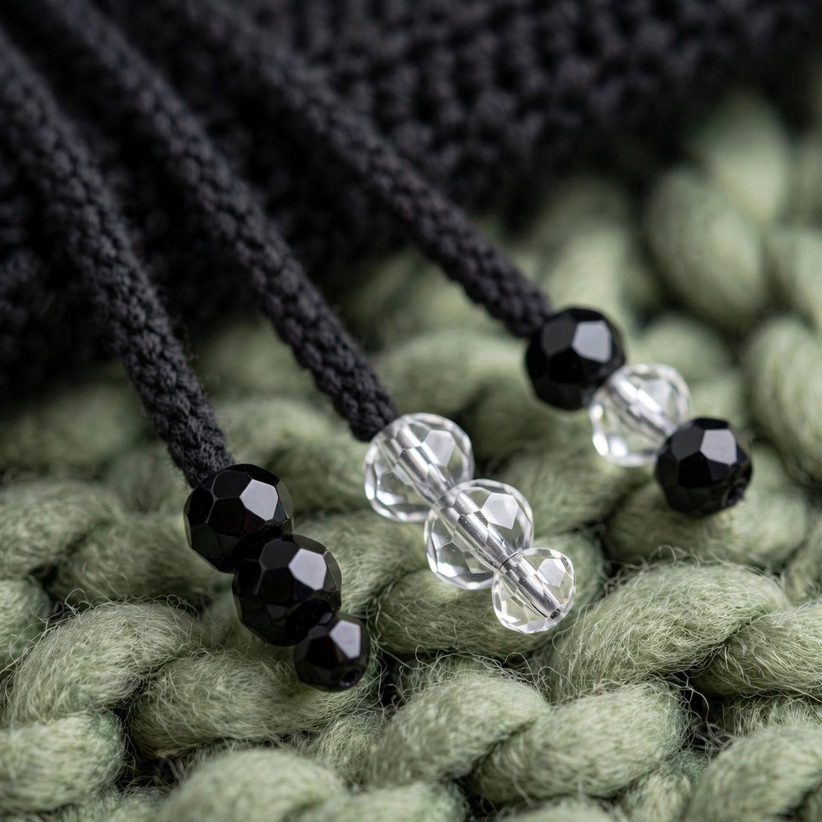 Detalle cuentas negras facetadas en las puntas del cordón — Top Crochet Negro LIA.G