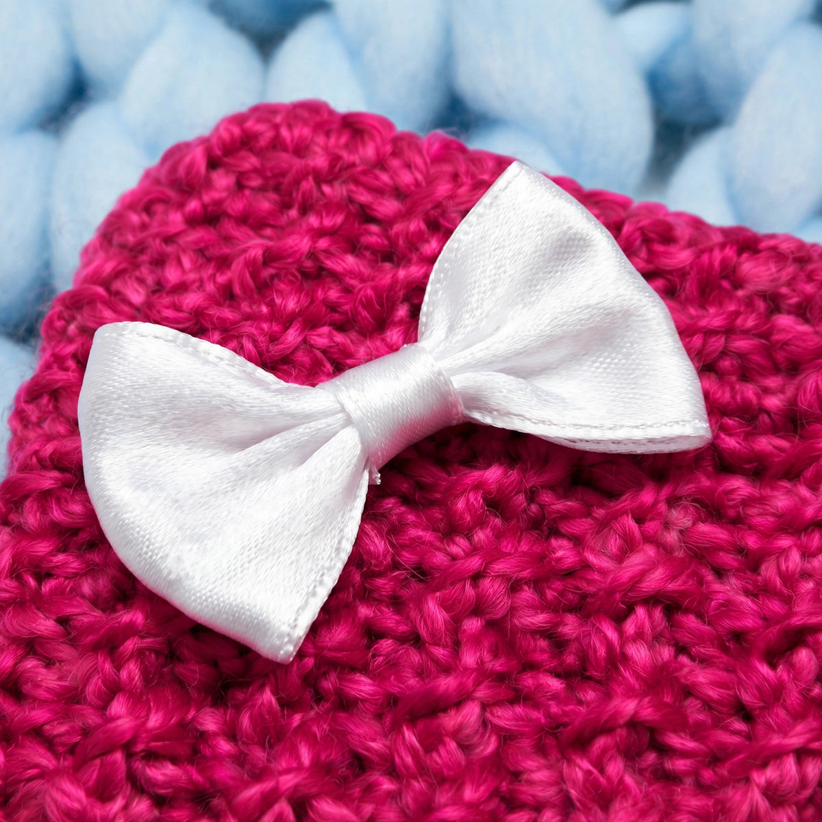 Detalle lazo de tela blanca satinada simulando oreja de gatito — Little Whiskers Baby Pink LIA.G
