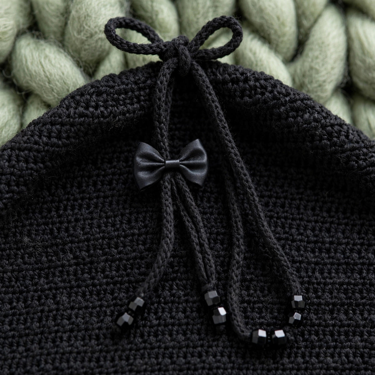 Detalle cordón anudado y volante lettuce edge en el cuello — Top Crochet Negro LIA.G