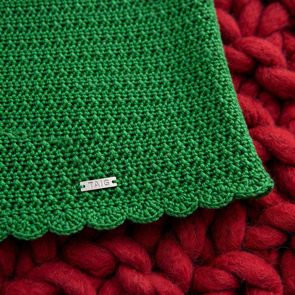 Detalle bajo festoneado tipo concha y etiqueta metálica LIA.G — Top Crochet Verde