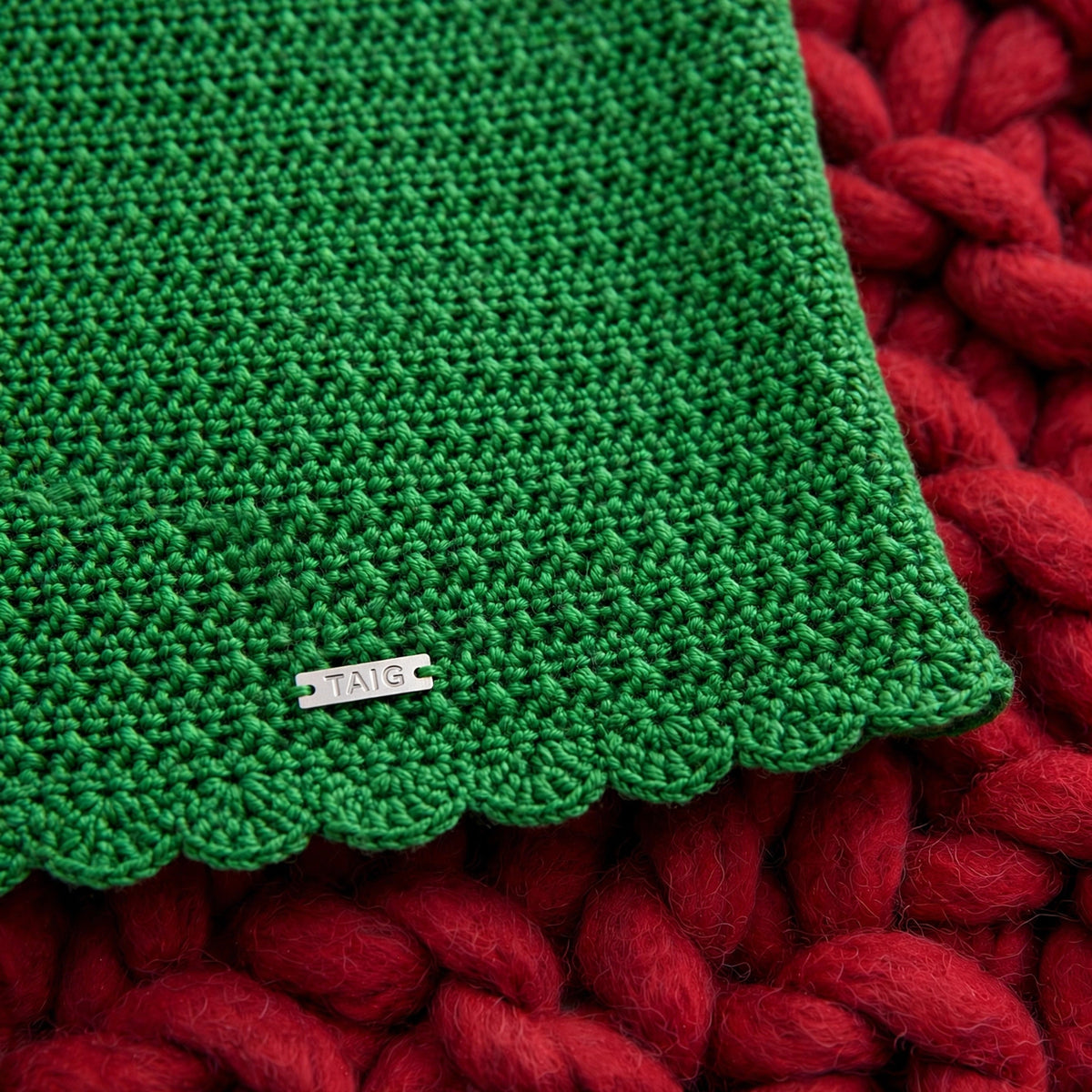 Detalle bajo festoneado tipo concha y etiqueta metálica LIA.G — Top Crochet Verde