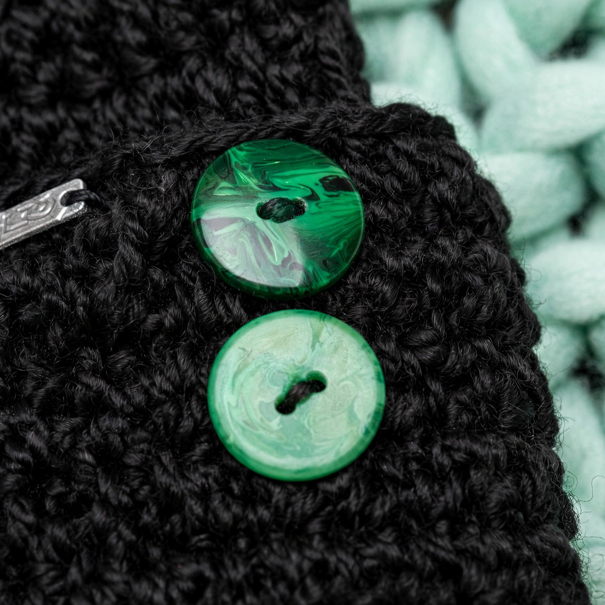 Detalle 2 botones verdes efecto mármol de distinto tamaño en puño negro — Noir Wrap LIA.G