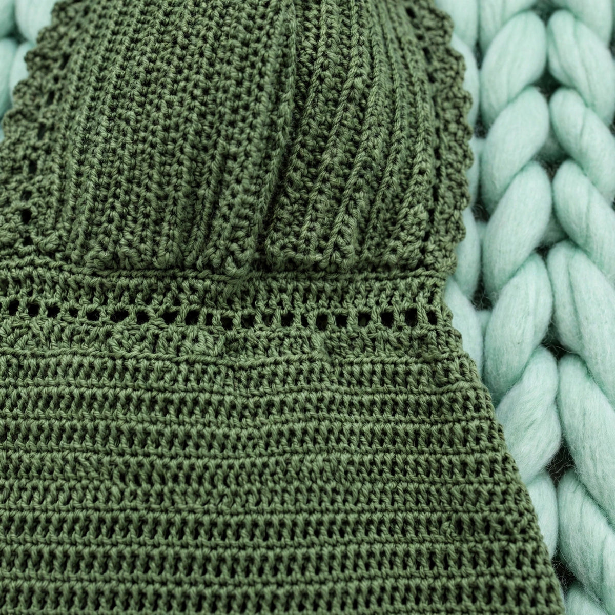 Detalle cintura calada efecto empire y transición copa-falda — Vestido Crochet Verde Oliva LIA.G