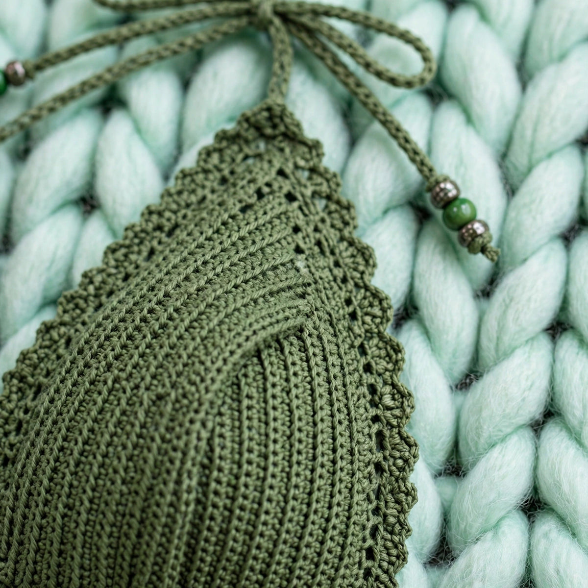 Detalle copa triangular acanalada con borde picot y cordón halter con cuentas metálicas — Vestido Verde LIA.G