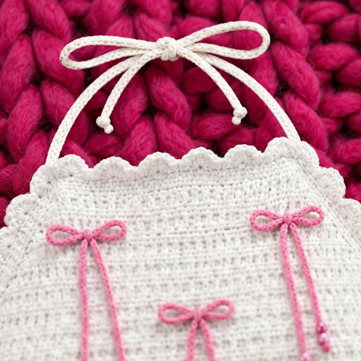 Detalle borde festoneado picot y lazo blanco del cordón halter — Top Crochet Crudo LIA.G