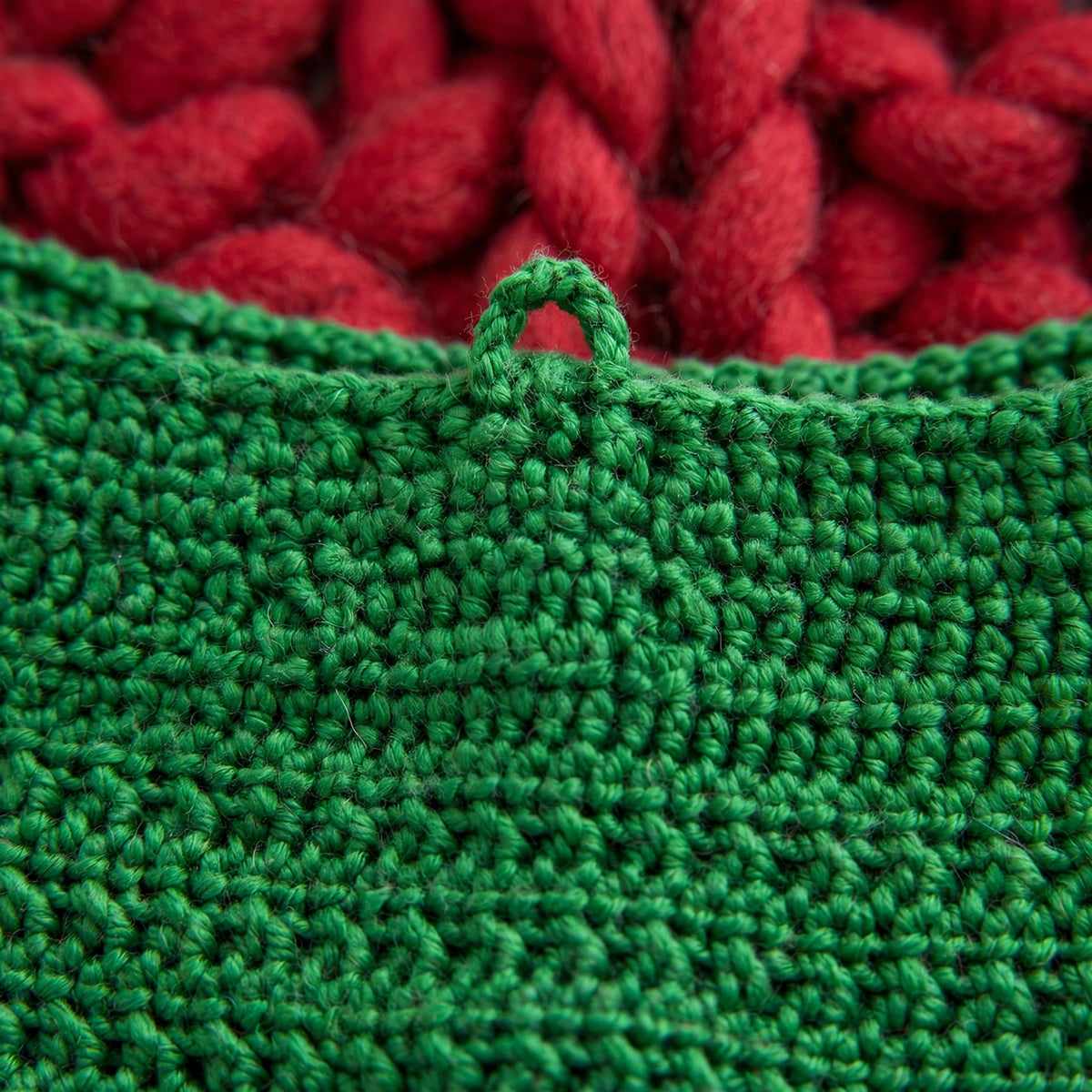 Detalle presilla de colgado en el cuello alto — Top Crochet Verde LIA.G