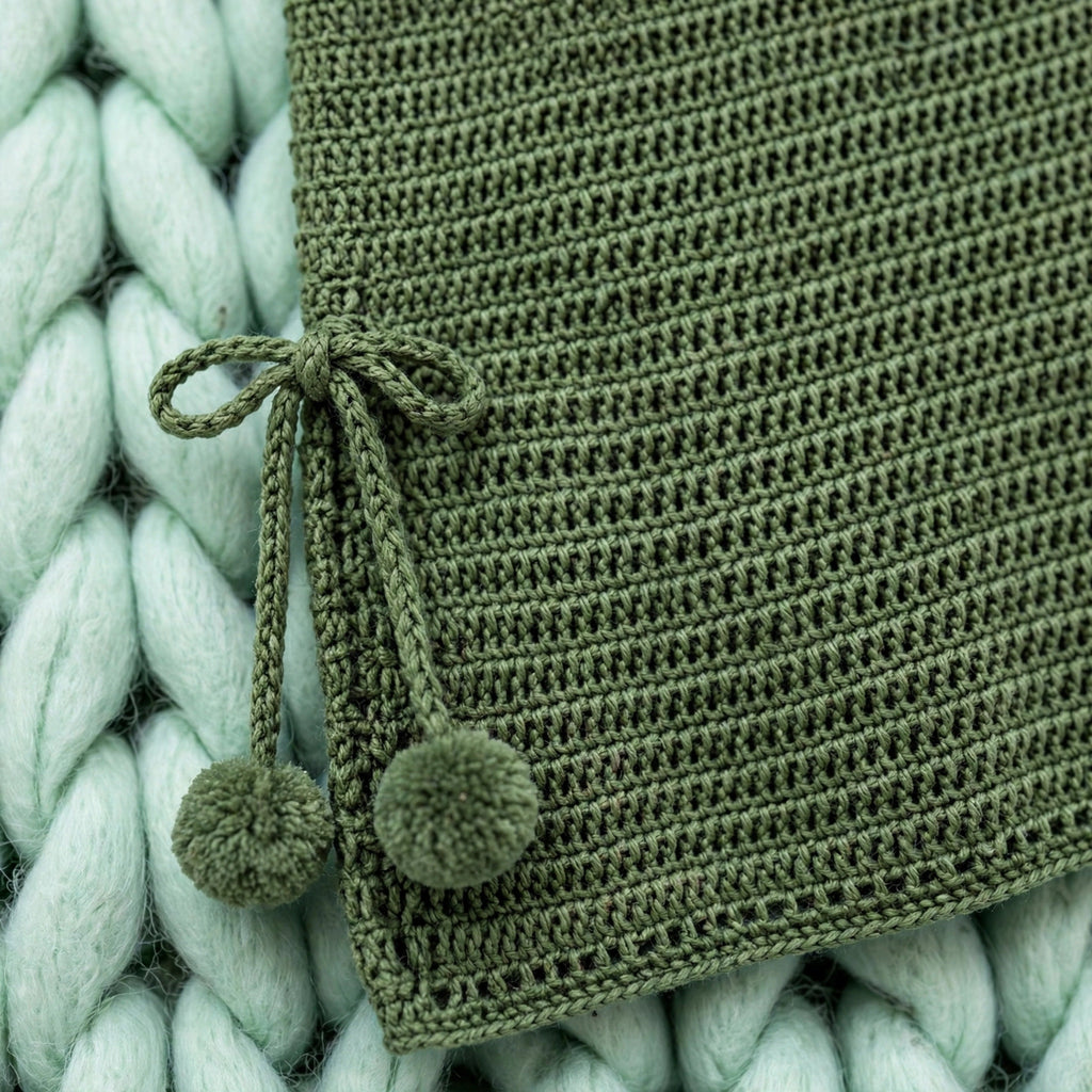 Detalle lazo lateral tejido con pompones a juego en falda A-line — Vestido Crochet Verde LIA.G
