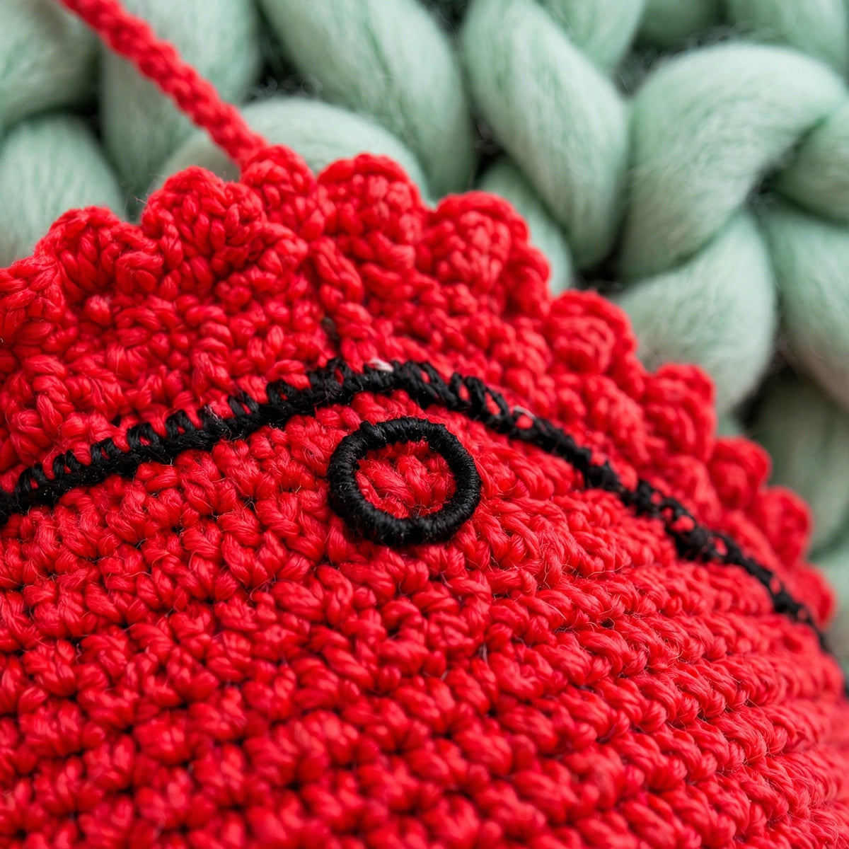 Detalle ojal decorativo bordado en negro y línea de contorno — Top Crochet Rojo LIA.G