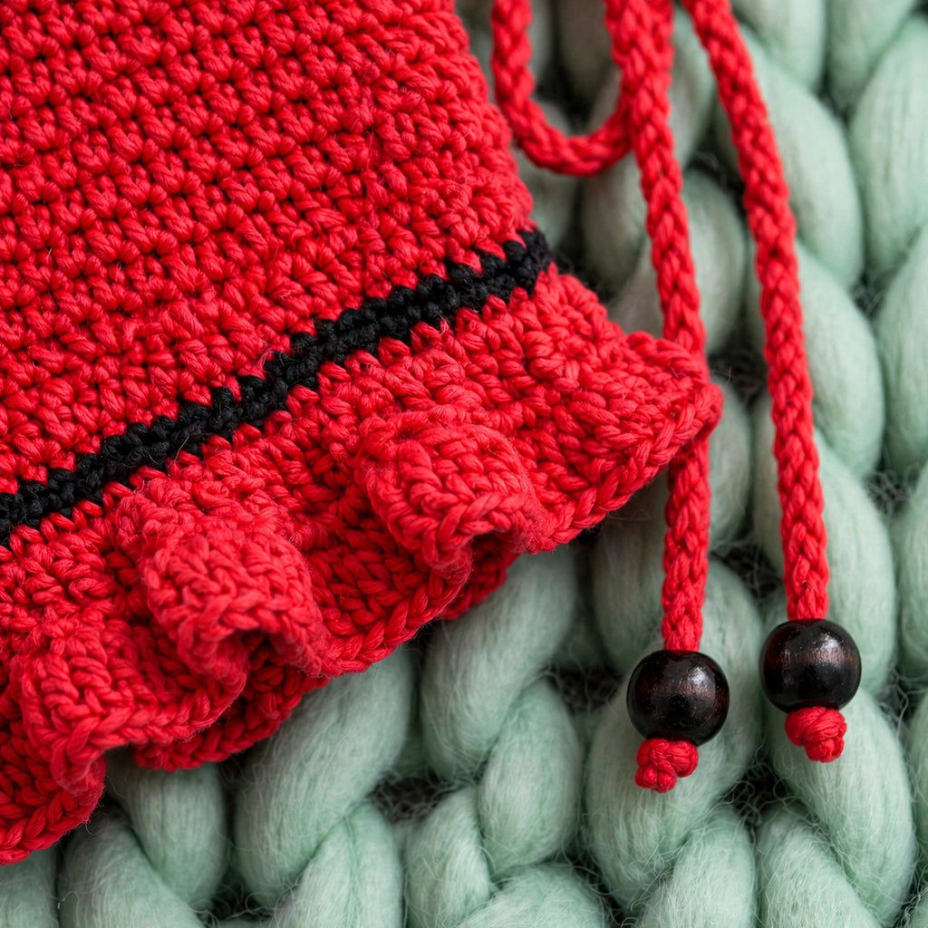 Detalle volante del bajo y cuentas negras de madera en el cordón cinch — Top Crochet Rojo LIA.G