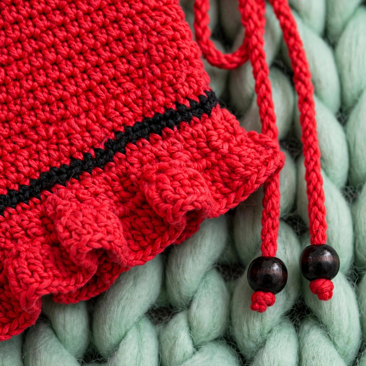 Detalle volante del bajo y cuentas negras de madera en el cordón cinch — Top Crochet Rojo LIA.G