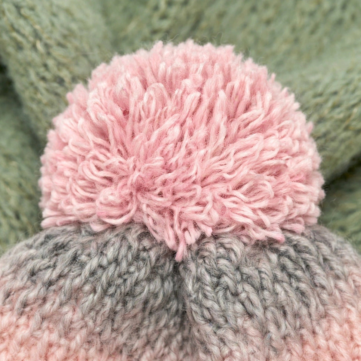 Detalle macro pompón fluffy bicolor rosa y gris en coronilla del gorro — Blush Fade LIA.G