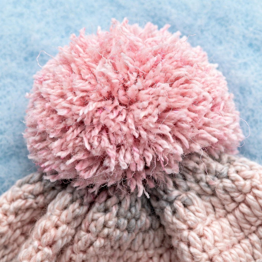 Detalle macro pompón fluffy rosa en coronilla del gorro Blush Fade Adulto — LIA.G
