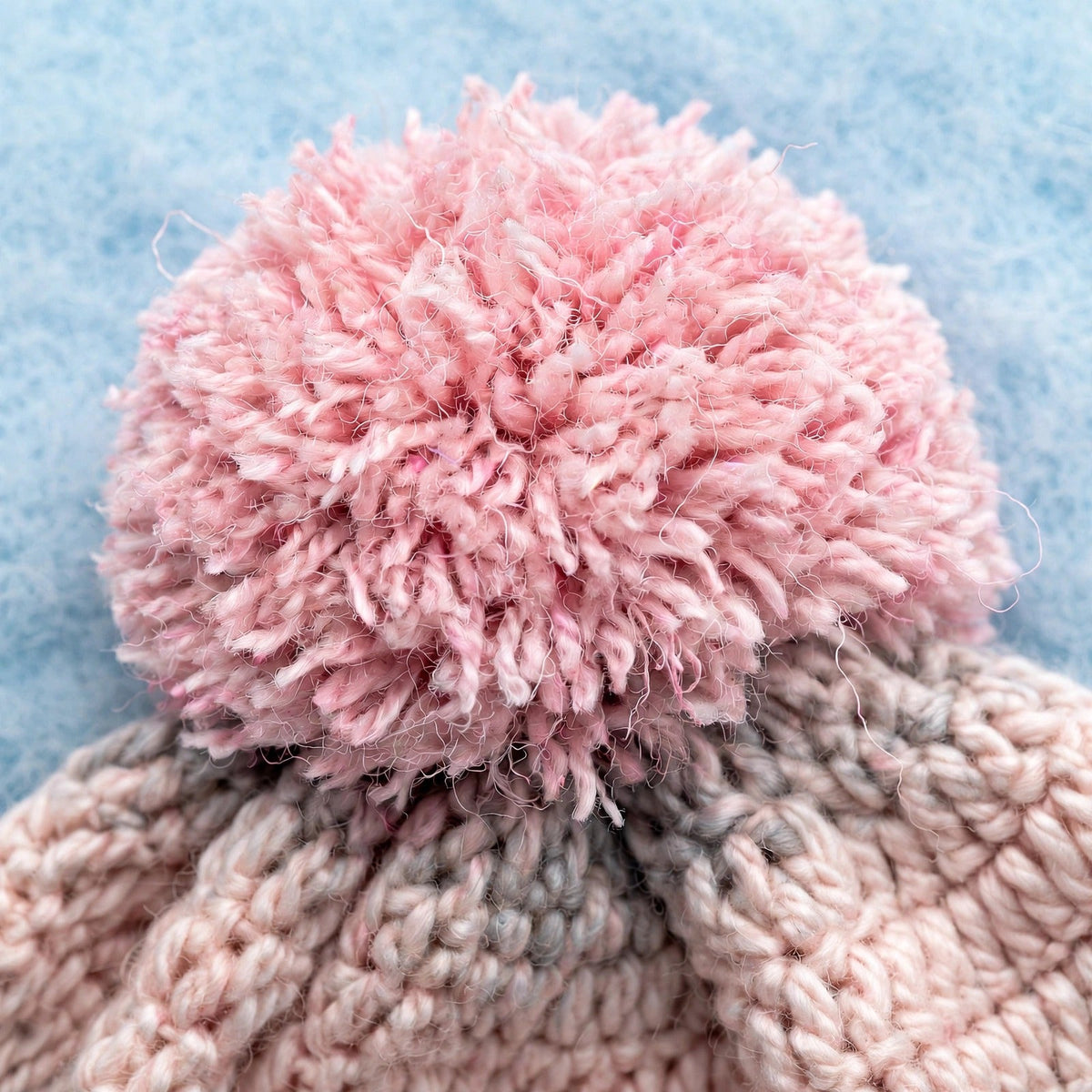 Detalle macro pompón fluffy rosa en coronilla del gorro Blush Fade Adulto — LIA.G