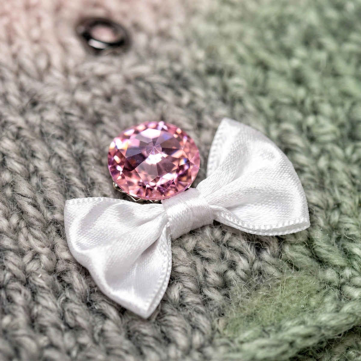 Detalle cristal facetado rosa sobre lazo de tela blanca y ojal metálico decorativo — Blush Fade LIA.G