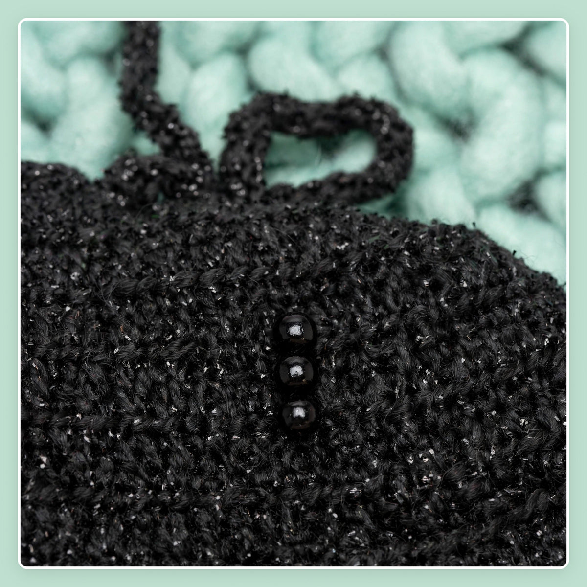 Detalle grupos de cuentas negras en extremo inferior de la capa con destello plateado — Midnight Cape LIA.G