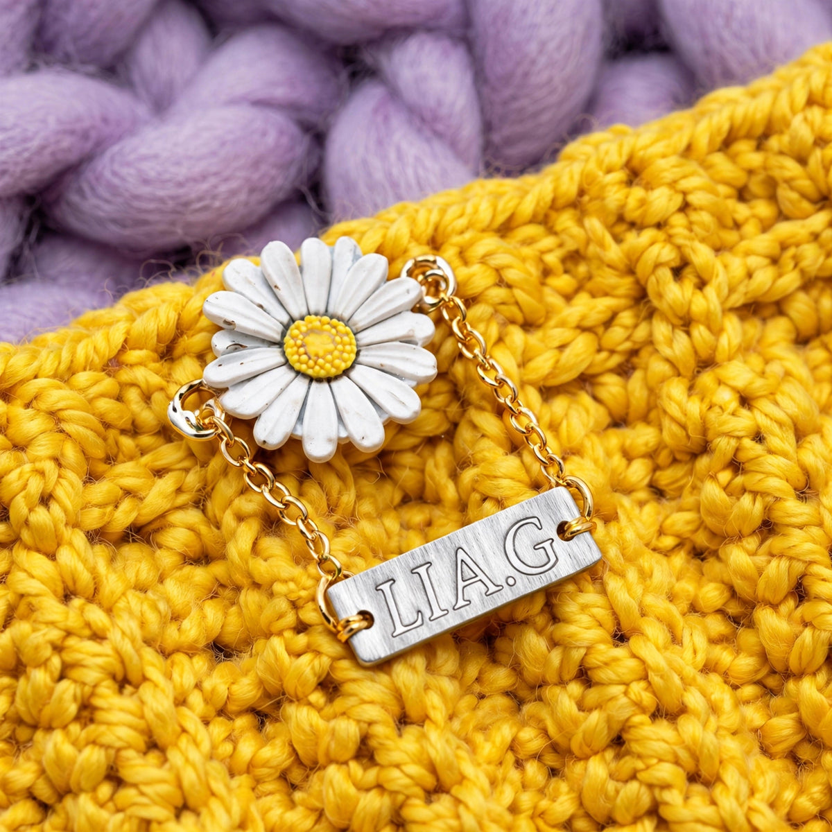 Detalle charm margarita esmaltada blanca con cadena de cuentas doradas y placa metálica LIA.G — Golden Daisy
