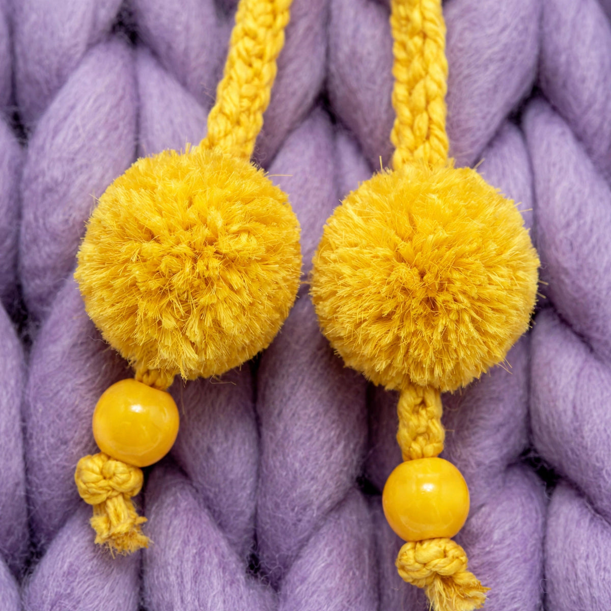 Detalle 2 pompones tejidos amarillos con cuentas doradas en cordón ajustable del cuello snood — Golden Daisy LIA.G